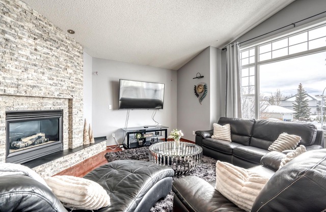 Cozy Family Friendly Home with Rec Room & Sauna!