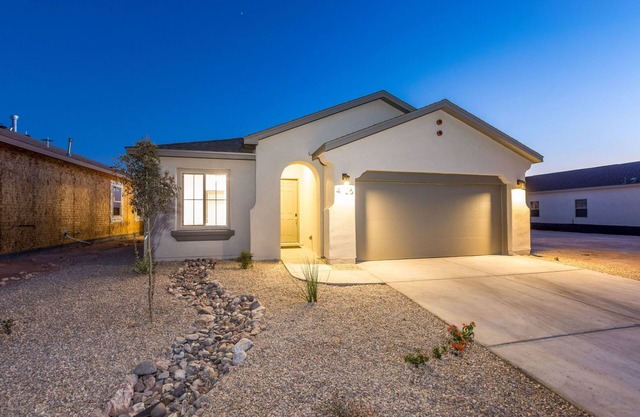 Cozy Family-Friendly 3BR2BA Home with Enclosed Backyard