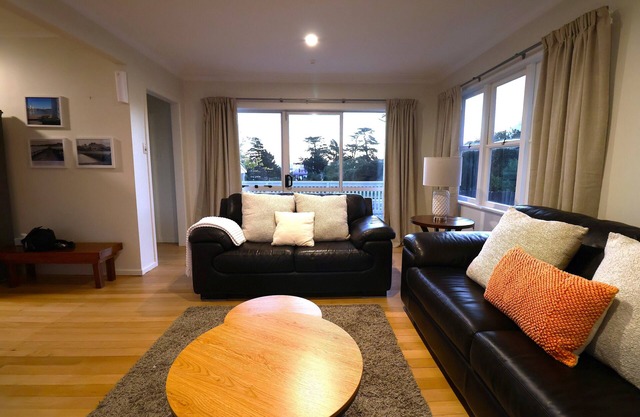 Cozy Family Home, 10mins from the Airport, Pet Friendly!