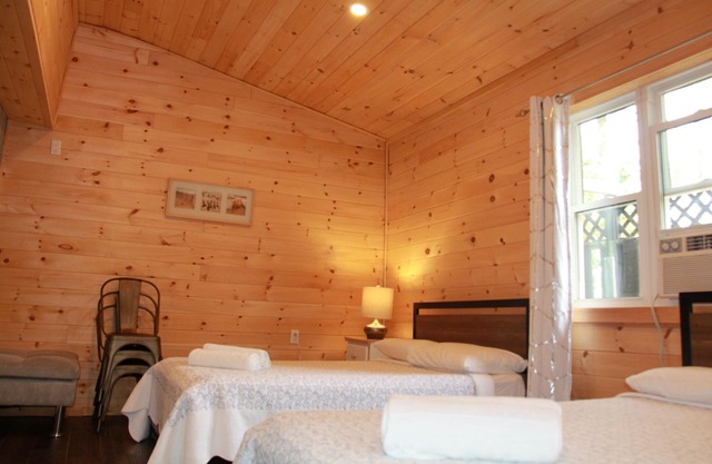 Cozy family Pine, 4 min Walk to Beach, Cabin sleep 5 with Kitchenette