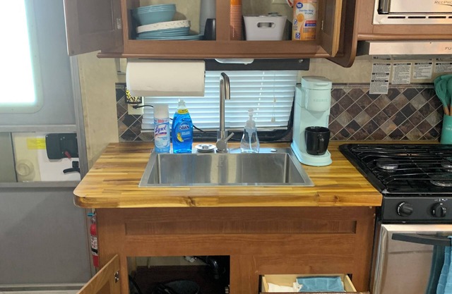 Cozy Family RV in charming Grand Saline with AC, WiFi, and triple Bunk bed.