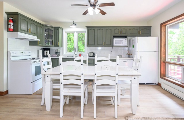 Cozy Family-Sized Cottage in Kearney - Hot Tub & Sauna 3 Min walk to Perry Lake