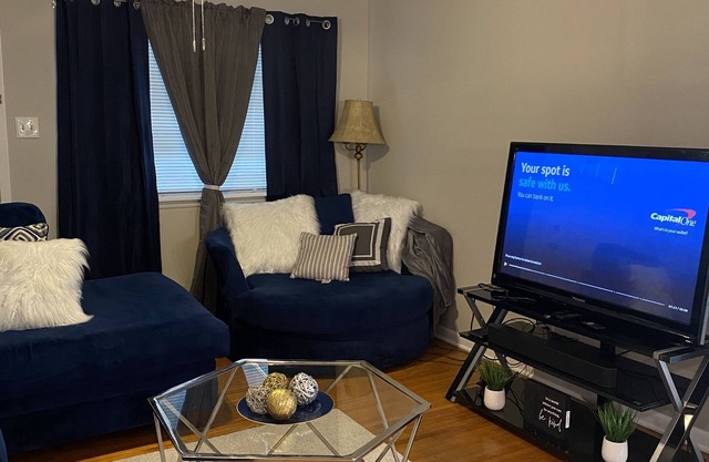 Cozy Family Sized Home. 5 minutes from everything !