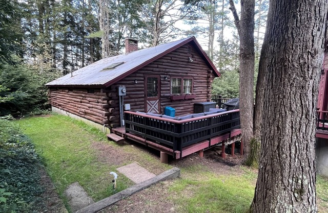 Cozy, family-sized log cabin in NH White Mountains!