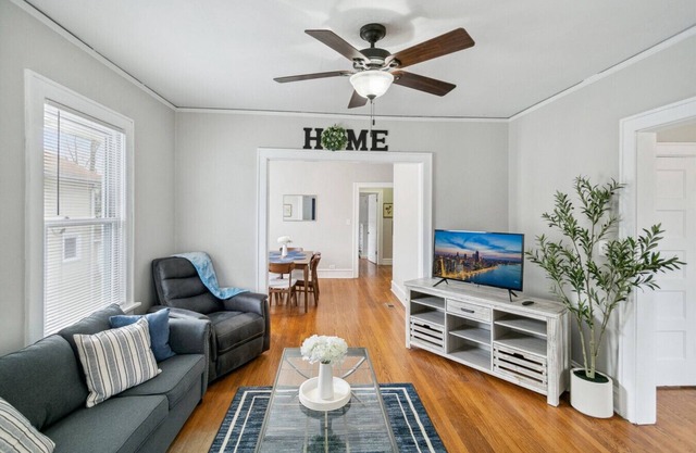 Cozy Family spot near Great Lake Lakes Naval Base!