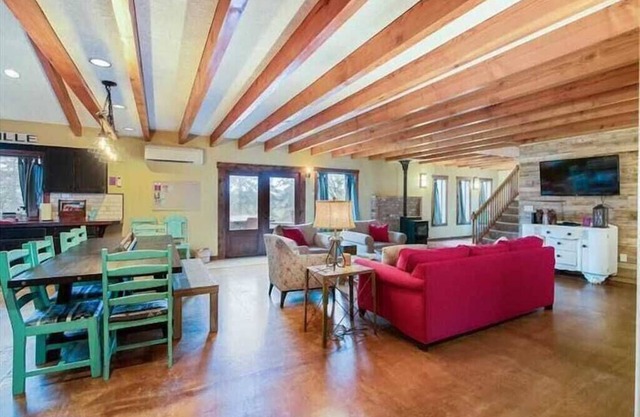 Cozy Farm Stay | Mins to Downtown Mac | Petey the Donkey