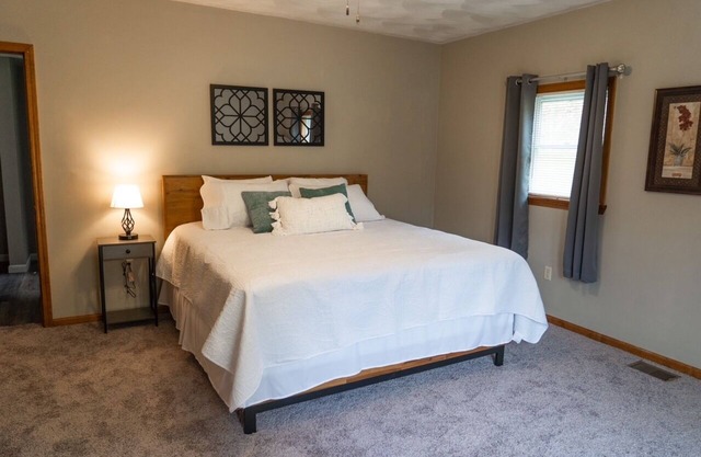 Cute Farm Stay Close to town 2 King beds Peaceful location