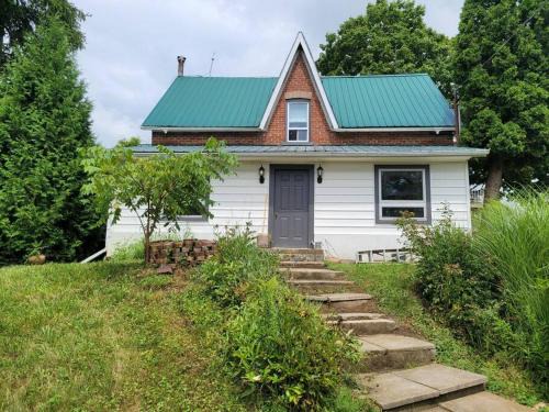 Cozy Farmhouse 10 Minutes From The Beach!