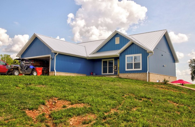Cozy farmhouse apartment on a working farm w/Highland Cattle, a hot tub & more!