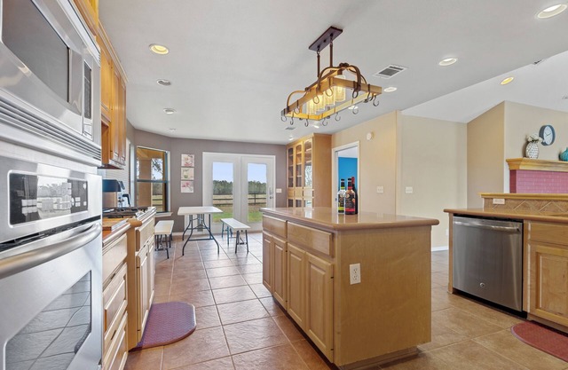 Cozy Farmhouse + Modern Amenities Near Austin. Pet-Friendly.