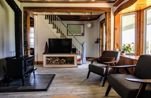 Cozy farmhouse retreat - 60 acres, 1000 ft of lakefront, loaded with amenities!