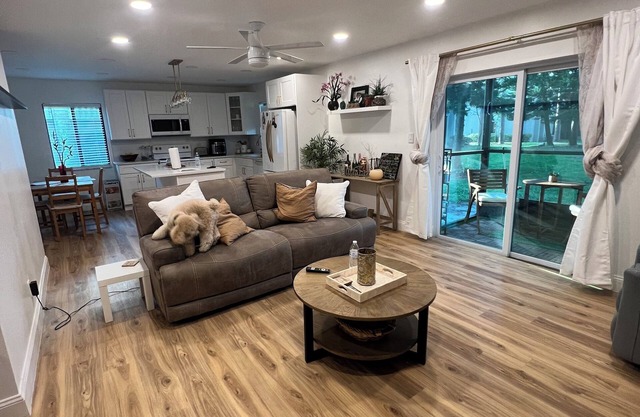 Cozy Floridian tropical condo.