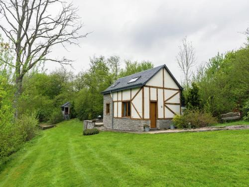 Cozy Forest Cottage in Awenne
