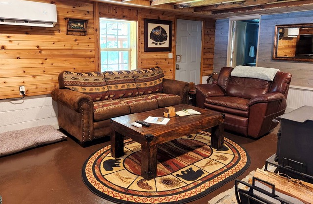 Cozy Forest Earth Cabin with 96 acres of wildlife and hummingbird watching
