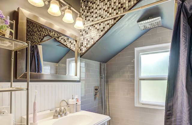 Cozy four bedroom Family home in Annandale.