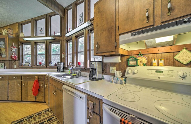 Cozy Franklin Getaway w/ Deck, Mountain Views