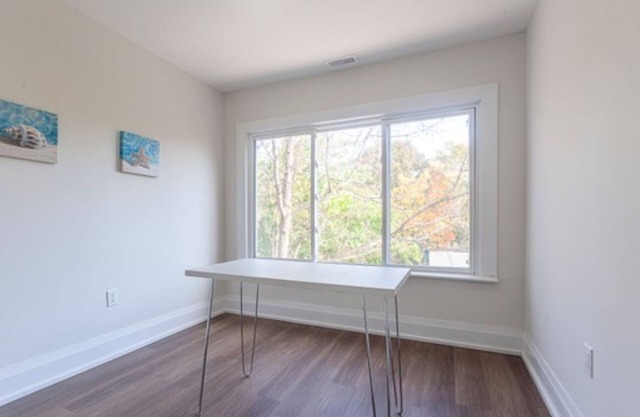 Cozy,Fully Renovated Independent House Near Lake-4 bedrooms/2 baths-free parking
