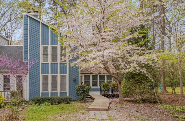 Cozy Fully-Renovated 2 BRM 2 Bath Near North Hills