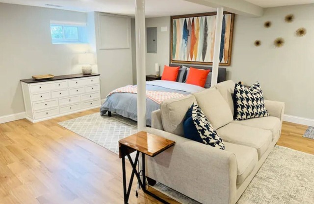 Cozy fully renovated studio in fantastic Arlington with AC, private entrance