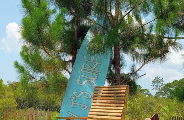 Cozy & Fun Fisherman's Cabin close to Beaches and Forest. Pet Friendly!