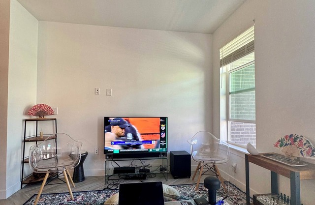 Cozy furnished apartment in El Paso with WiFi AC fitness room Amazing location