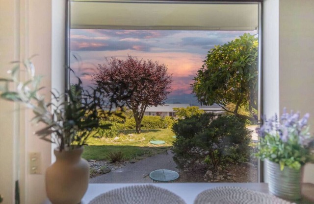 Cozy Garden 4BR/1BA Lower Unit w/Ocean Views
