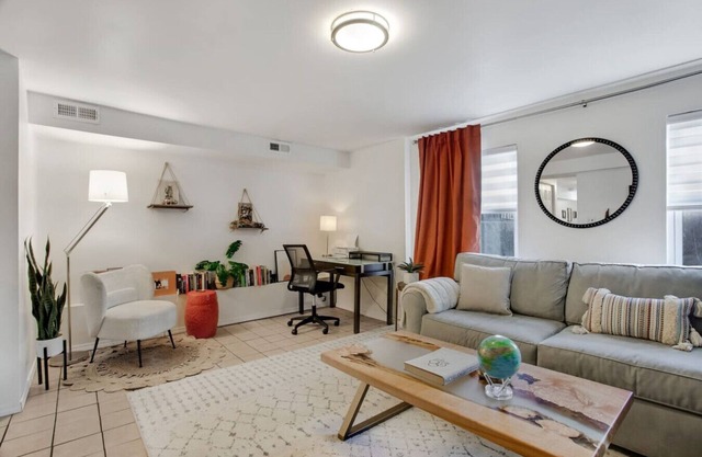 Cozy Garden Apartment in Chicago