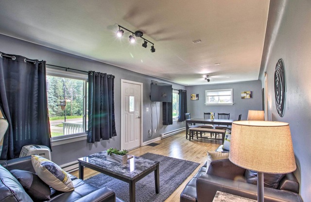 Cozy Getaway: 5 Miles to Duluth & Lake Superior!