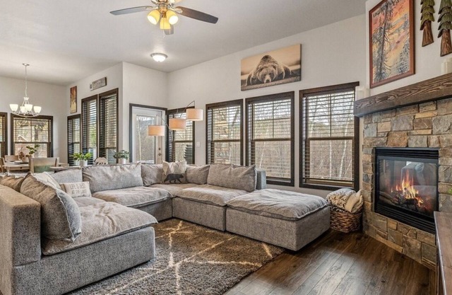 Cozy Getaway at The Lazy Bear Lodge: 3BR/2BA in Dover, ID!