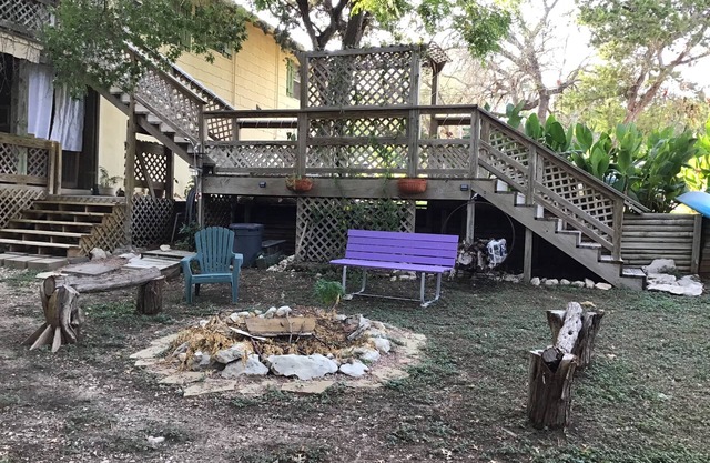Cozy getaway in Lake Whitney! Private deck with hot tub and kayaks available