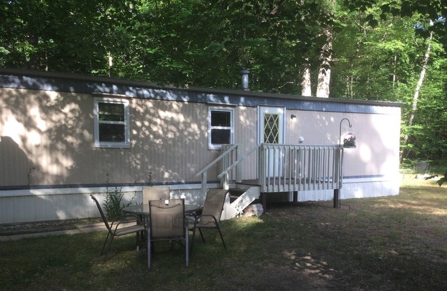 Cozy getaway in the woods. Fishing close by.