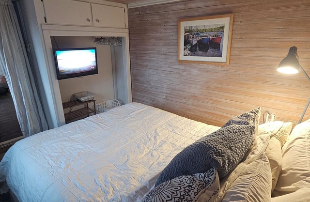 Cozy Getaway! - Oceanview Nova Scotian Sailor's Cottage with Modern Amenities
