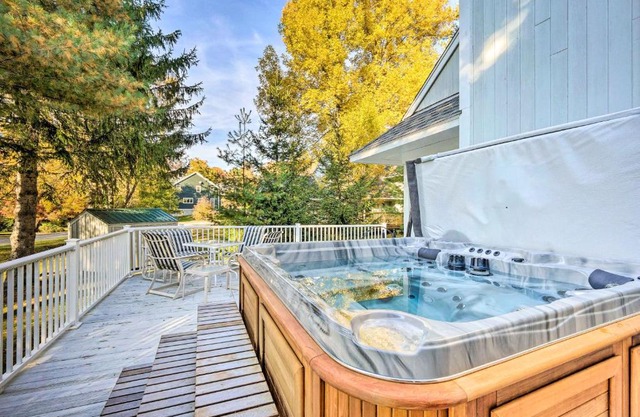 Cozy Getaway Private Hot Tub, Near Skiing!