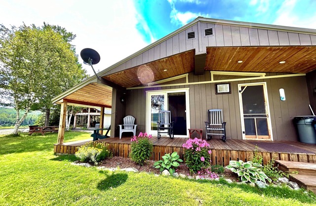 Cozy Getaway - Relax & Unwind - Outdoor Kitchen & Cedar Hot Tub-Riverfront View