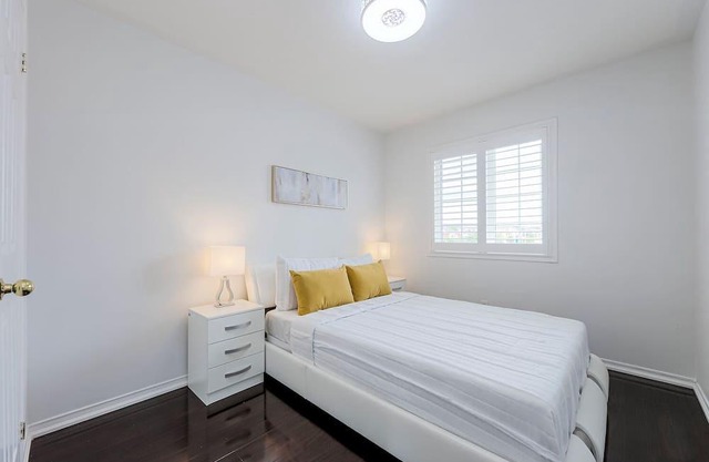 Cozy Getaway: Unwind & Recharge in Ajax - 5 minutes from the lakefront!