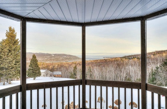 Cozy Getaway w Stunning views, Hot Tub, 10min Ski