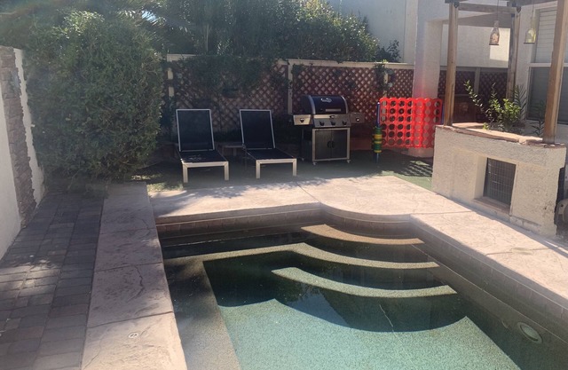 COZY GETAWAY w/ Vaulted Ceilings - 6 miles from strip