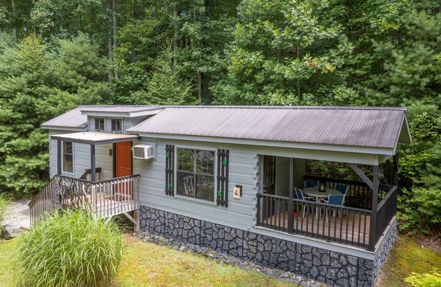 Cozy getaway with covered deck, firepit, hammock & full kitchen