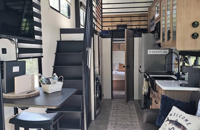 Cozy glamper/tiny house with scenic pond in Brownstown Indiana