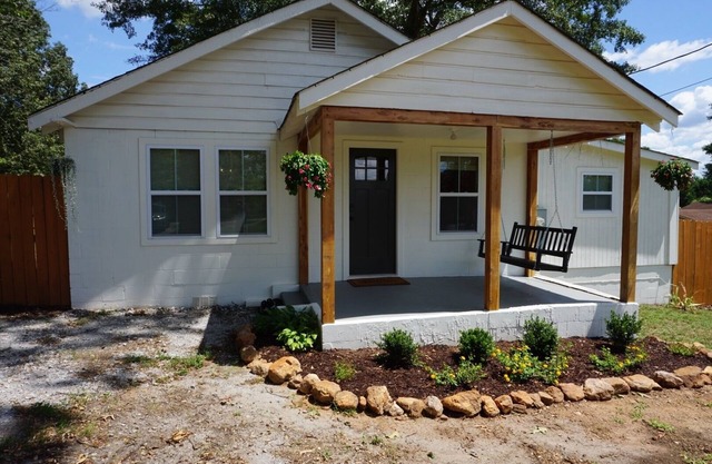 Cozy 2-bedroom house in lovely Greenville with WiFi, AC