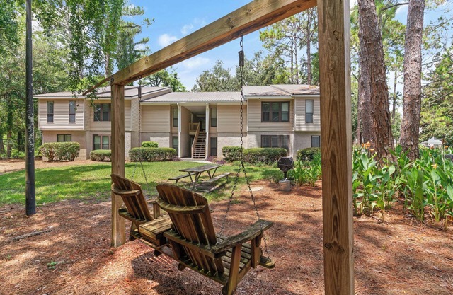 Cozy Ground Floor Condo, gated w/pool, fitness, tennis, 2 bikes, Pet-Friendly!