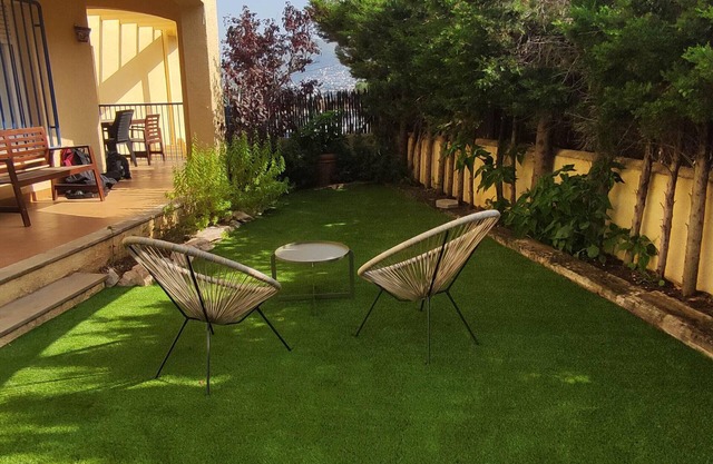 Apartamento con jardín a 150 m de la playa, 2 habitaciones, terraza con vistas parciales al mar, AC, BBQ.