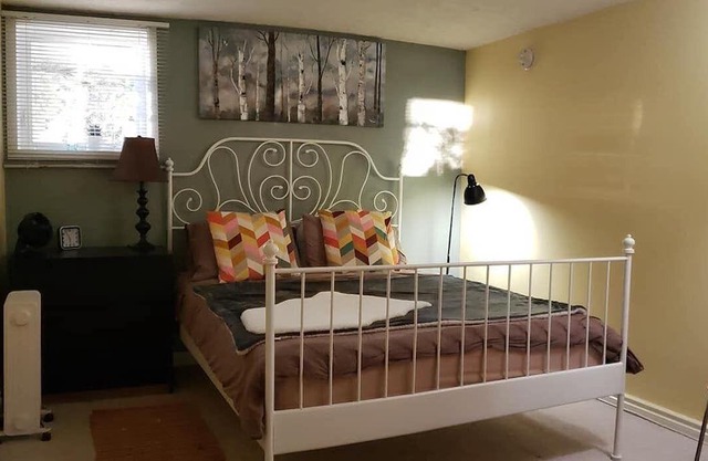 Cozy Ground Level Suite With semi Private Entrance