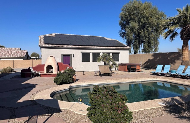 Cozy Guest House Apartment w/ Shared Backyard Oasis, Spa & Pool