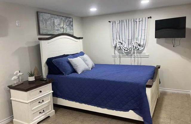 Cozy Guest House on 3 acres