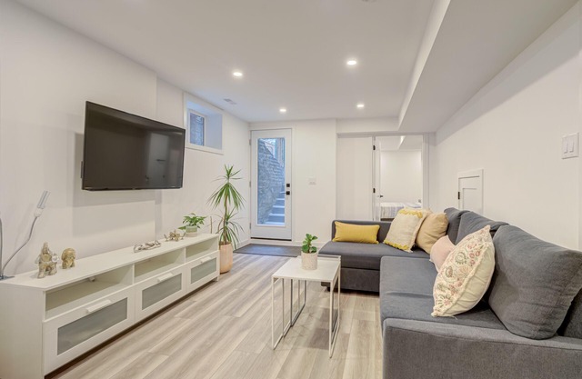 Cozy Guest Suite in Leslieville