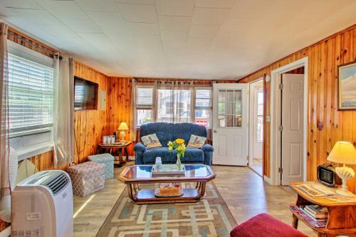 Cozy Hampton Cottage - Walk to Beaches and Marina!