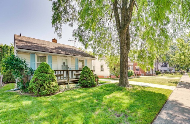 Cozy Harper Woods Home ~ 12 Mi to Downtown!