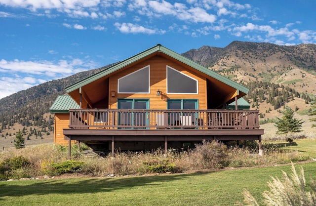 Cozy Henrys Lake Escape - 20 Miles to Yellowstone!