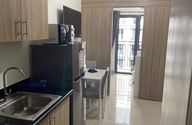 Cozy High Floor 1-bedroom condo with AC, WiFi in Shore 2 Tower 3